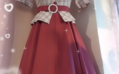 Robe rétro framboise et blanche  avec ceinture couleur