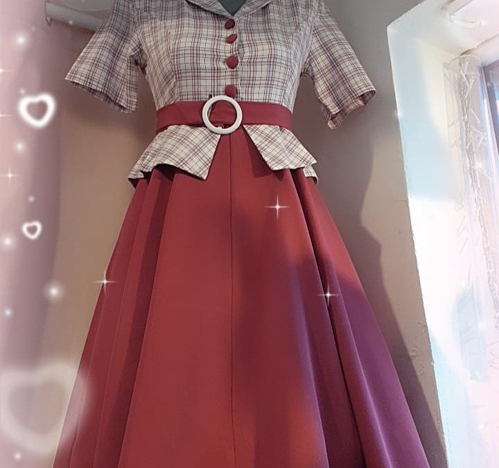 Robe rétro framboise et blanche  avec ceinture couleur