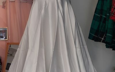 Jolie robe blanche avec encolure plisée
