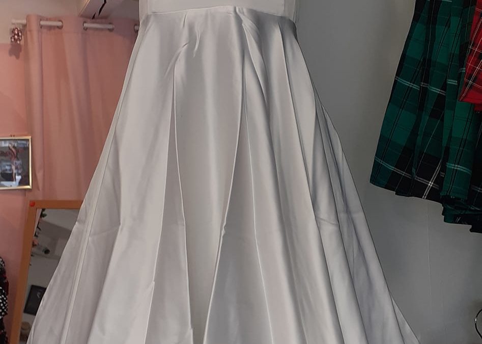 Jolie robe blanche avec encolure plisée